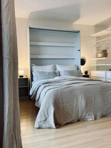 a bedroom with a large bed with a blue headboard at Schickes, Stilvolles und Helles Apartment in Münster in Münster