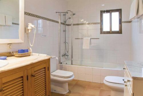 ポリェンサにあるCa'n Vilarのバスルーム(トイレ、シャワー、シンク付)