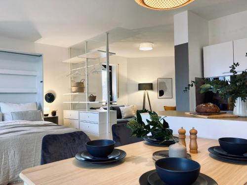 a room with a bed and a table with bowls on it at Schickes, Stilvolles und Helles Apartment in Münster in Münster