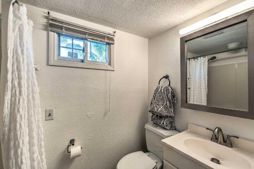A bathroom at Tropical Port Charlotte Cottage - Walk to Bay!