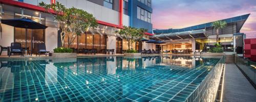 een zwembad voor een gebouw bij Sunway Hotel Big Box in Nusajaya
