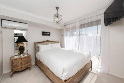 Säng eller sängar i ett rum på Scarborough Villa on Duke - EXECUTIVE ESCAPES