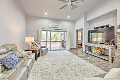 Chic Show Low Townhome with BBQ Dogs Welcome!