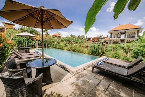 un patio al aire libre con mesa, sillas y piscina en Nur Guest House by Purely en Ubud