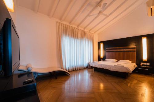 Ένα ή περισσότερα κρεβάτια σε δωμάτιο στο VILLA M - JIA 5 CANDOLIM GOA 3BHK, Pool Facing, Near Beach, Free Breakfast, Free WIFI and Prime Location