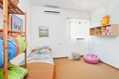 سرير بطابقين أو أسرّة بطابقين في غرفة في شقة كفار سابا فيو