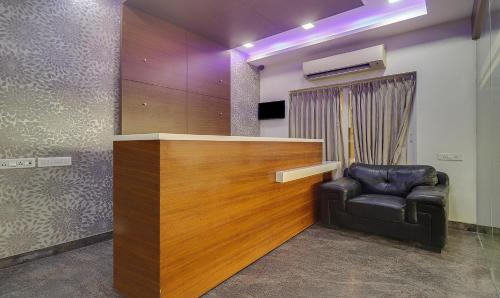 TV a/nebo společenská místnost v ubytování Treebo Rithikha Inn Elite Chennai Trade Centre