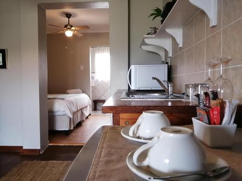 A kitchen or kitchenette at Outeniquabosch Lodge