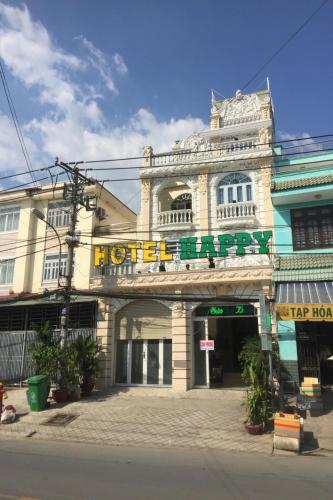 een gebouw met een bord aan de voorkant bij Happy Hotel Binh Chanh in Bình Chánh