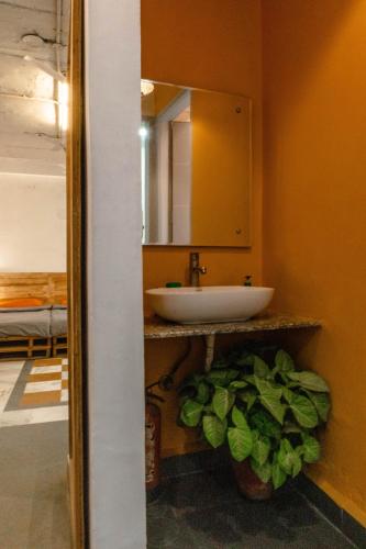 Un baño de JHouse near Bhikaji