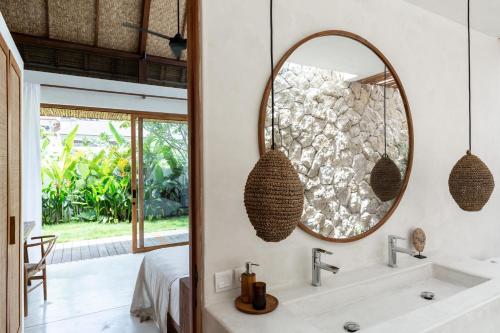een badkamer met twee wastafels en een spiegel bij Las Lunas Villas Canggu in Canggu