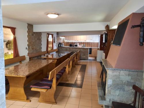 Kuchyň nebo kuchyňský kout v ubytování Къща Генчеви