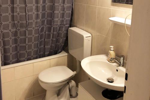 ein Bad mit einem WC und einem Waschbecken in der Unterkunft Ferienwohnung Neuss in Neuss