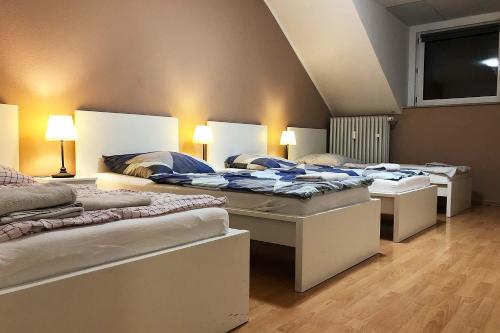 Habitación con 3 camas y TV en la pared. en Ferienwohnung Neuss, en Neuss