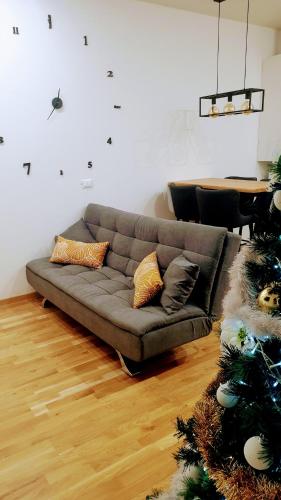 a living room with a couch and a christmas tree at Casa Caterina in Mantova