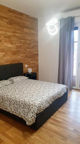 una camera con letto e parete in legno di Casa Caterina a Mantova