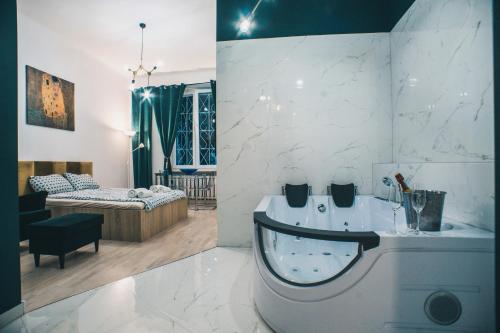 Posteľ alebo postele v izbe v ubytovaní YOURAPART STARÓWKA z JACUZZI