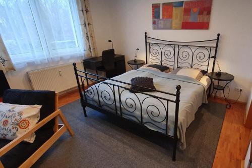 Un pat sau paturi într-o cameră la Campus Apartment Alexander