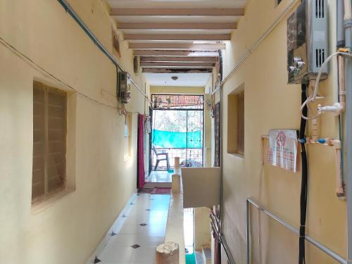 um corredor vazio de um edifício com um corredor em Sudhaahomestay em Hampi