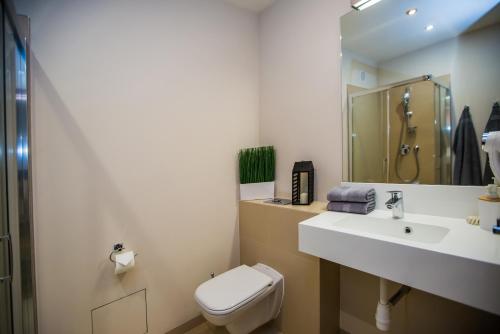 łazienka z toaletą i umywalką w obiekcie Aleja Baltic Park Molo 308 w Świnoujściu