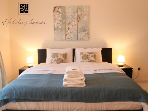 Llit o llits en una habitació de Mira Holiday Homes - Serviced 1 bedroom with Creek View