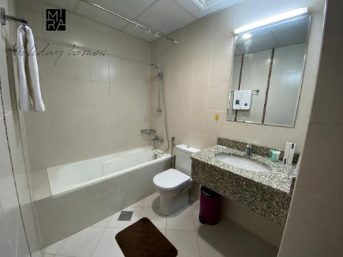 Bathroom sa Mira Holiday Homes - Serviced 1 bedroom with Creek View