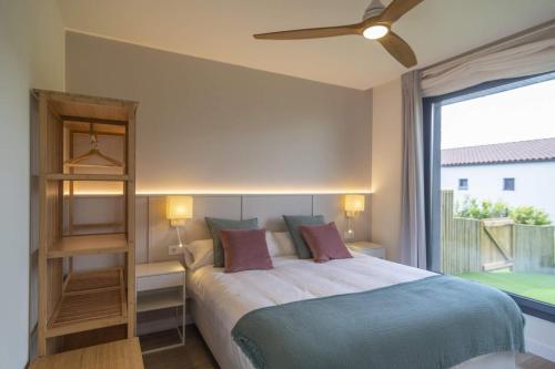 A bed or beds in a room at OCEANSUITESLANGRE