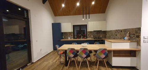 cocina con mesa de madera y 4 sillas en Casa Sebi en Vatra Dornei