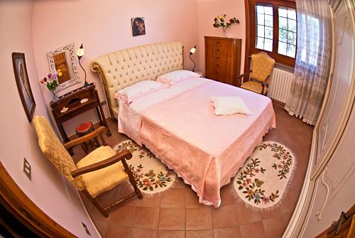 トリカーゼにあるPerrone Apartmentsのベッドルーム1室(ベッド1台、テーブル、椅子付)