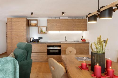 een keuken en woonkamer met een tafel en stoelen bij HelloChalet - Maison Mont Fleury- newly refurbished 50 mt center and ski bus stop in Valtournenche