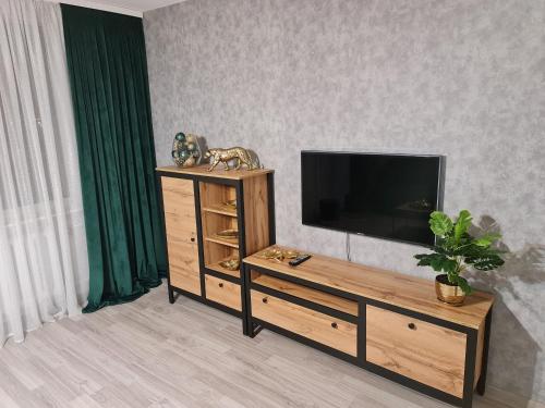 Televízia a/alebo spoločenská miestnosť v ubytovaní Apartament Nova przy S3