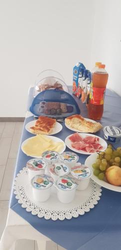 een blauwe tafel met borden met voedsel erop bij Villa Mattia in Lampedusa