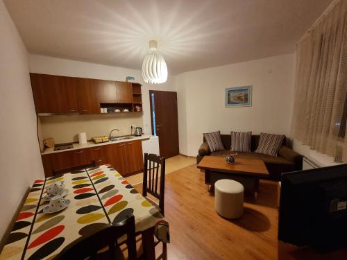 バンスコにあるBanskoSuperSkiのキッチン、リビングルーム(テーブル、ソファ付)