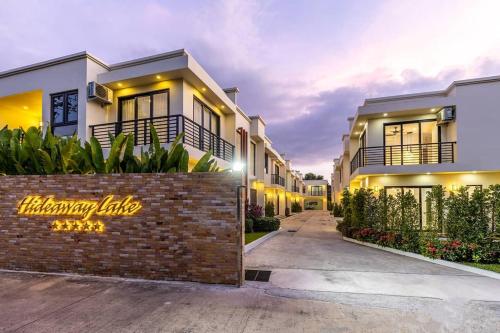 Imagen de la galería de Hideaway Lake Villas By Cozy Lake, en Bang Tao Beach