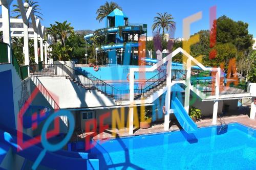 un parque acuático con un tobogán y una piscina en VIVE BENALMÁDENA Apartamento BENAL BEACH 918, Parque Acuático, Playa 100m, en Benalmádena