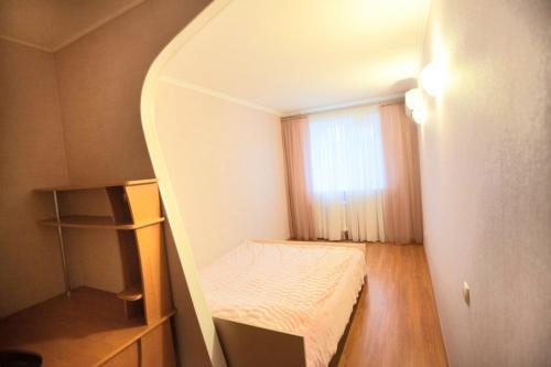 Kleines Zimmer mit einem Bett und einem Fenster in der Unterkunft Двухкомнатная квартира 300м от моря ул Парковая 18 отчетные док in Tschornomorsk