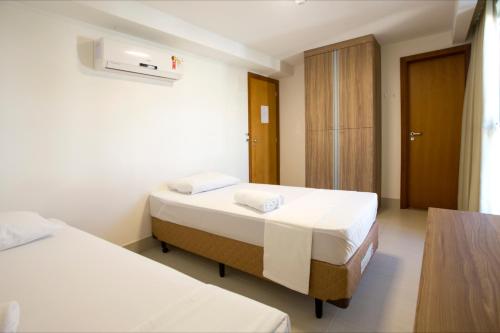 Habitación de hotel con 2 camas y ventana en Serra Linda Hotel, en Serra