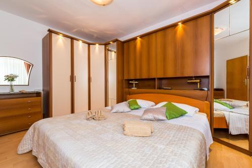 Posteľ alebo postele v izbe v ubytovaní Apartment Valonija