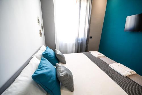 a bedroom with a bed with blue walls at Materdays 24 in Naples