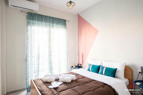 1 dormitorio con 1 cama grande y ventana en Eleutheria's Project By Homebrain en Alejandrópolis