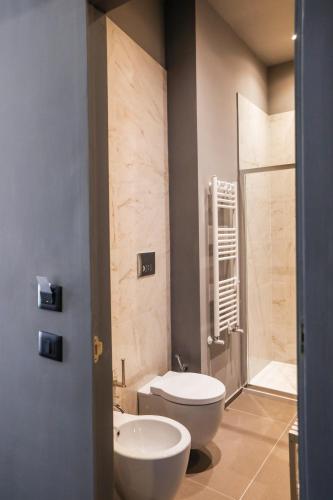a bathroom with a toilet and a sink and a shower at Materdays 24 in Naples
