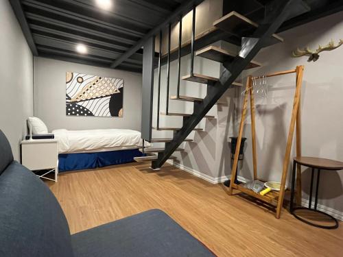 - une chambre avec une mezzanine et un escalier dans l'établissement Anson 19 B&B, à Lukang