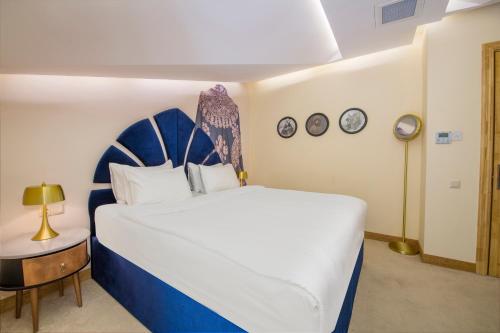 Ένα ή περισσότερα κρεβάτια σε δωμάτιο στο Folk Boutique Hotel