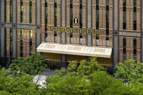 un edificio con un cartel en el costado en InterContinental Kaohsiung, an IHG Hotel en Kaohsiung