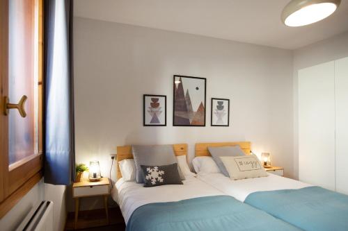 um quarto com uma cama e duas almofadas em PirineosK · GORGOL · Confort y funcionalidad · con balcón em Formigal