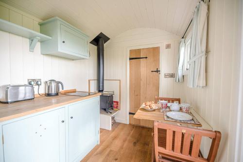 Dapur atau dapur kecil di Sage Shepherds Hut Boundary Farm, Framlingham