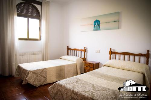 A bed or beds in a room at Casas rurales la estación de Robledo