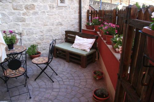 モーディカにあるLa Casa di Petraのパティオ(ベンチ、テーブル、椅子付)