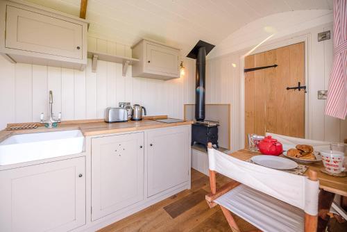 Küche/Küchenzeile in der Unterkunft Thyme Shepherds Hut Boundary Farm, Framlingham