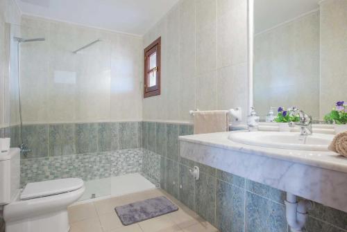 プラヤ・ブランカにあるAlexsandraのバスルーム(洗面台、トイレ付)